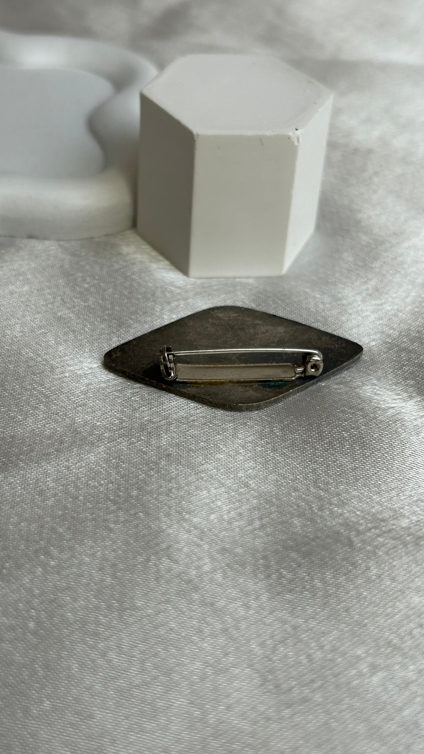 Broche vintage atypique fleurs rose peintes