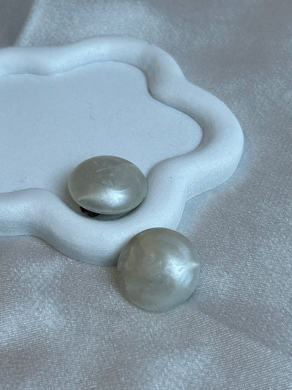 Boucles d’oreilles format puce vintage nacré