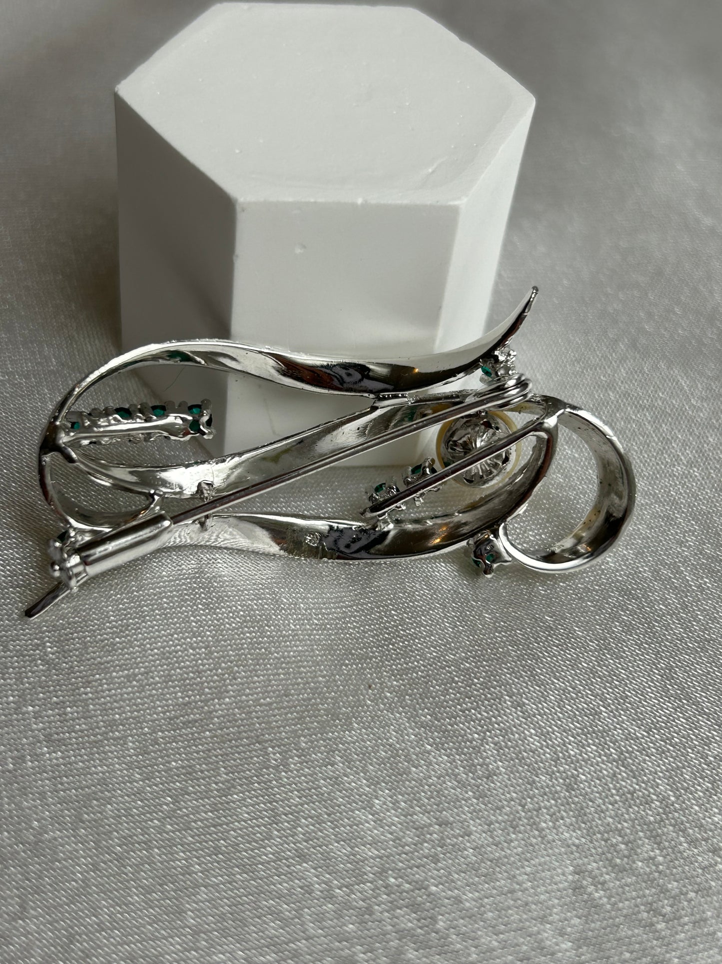 Broche vintage argenté et pierre verte