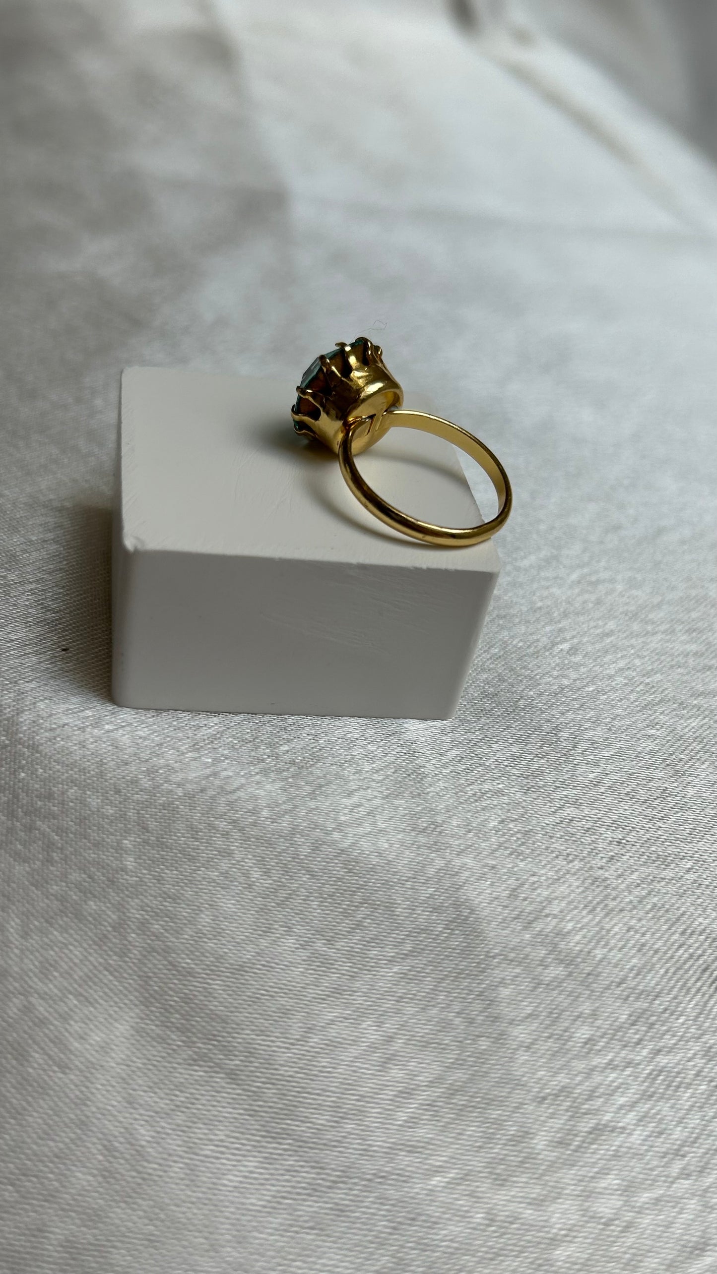 Bague doré et gros strass rouge ajustable