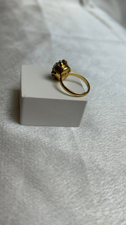 Bague doré et gros strass rouge ajustable