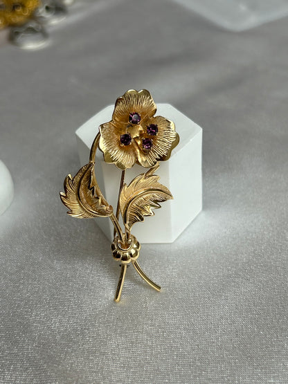 Broche doré en plaqué or modèle fleur et strass violets