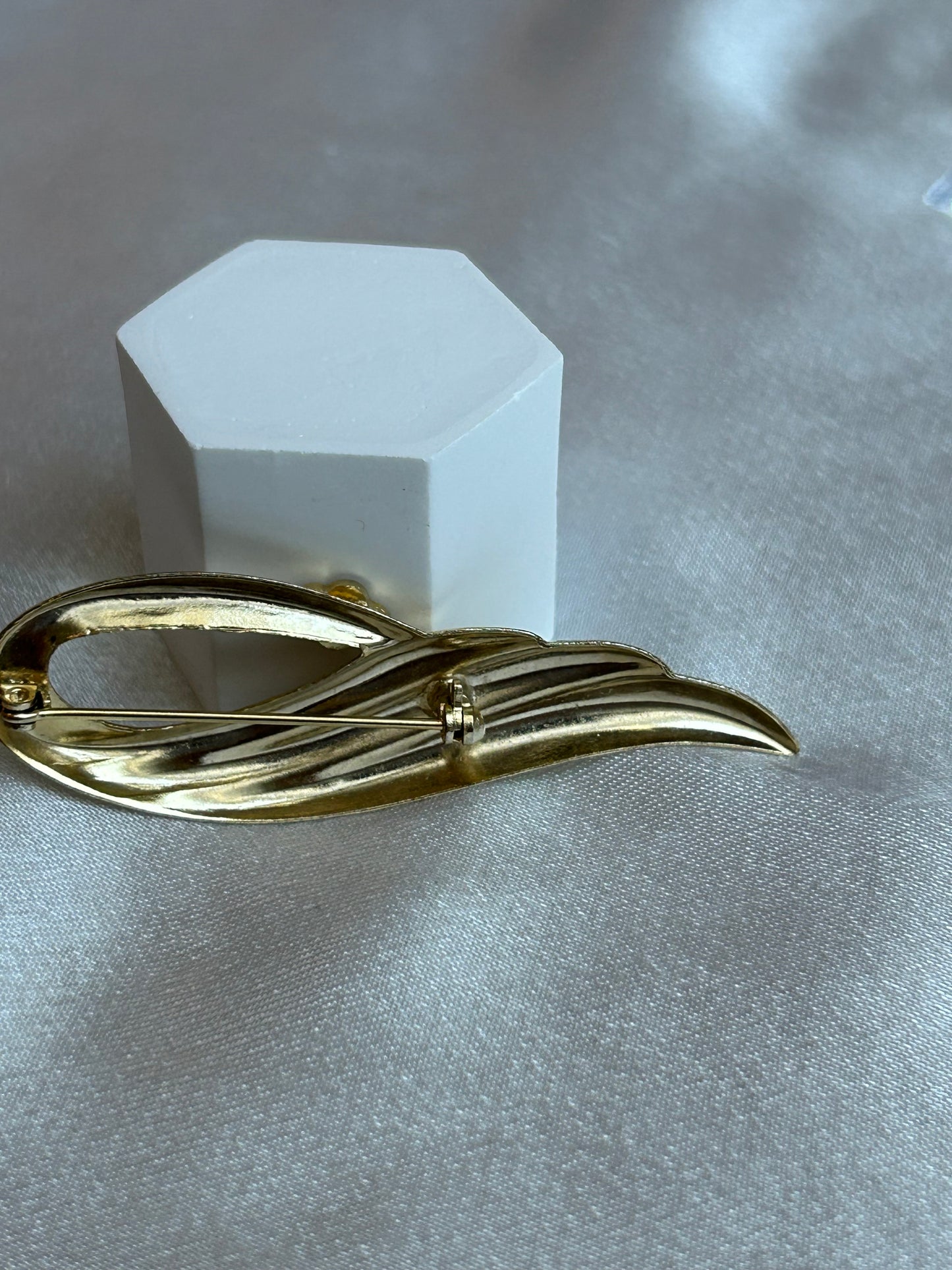 Broche vintage doré à strass goutte