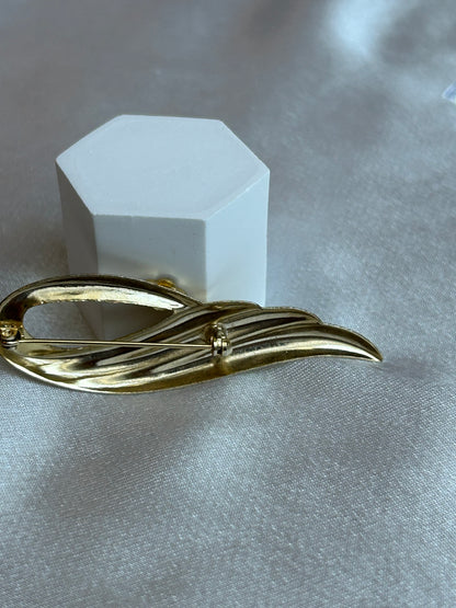 Broche vintage doré à strass goutte