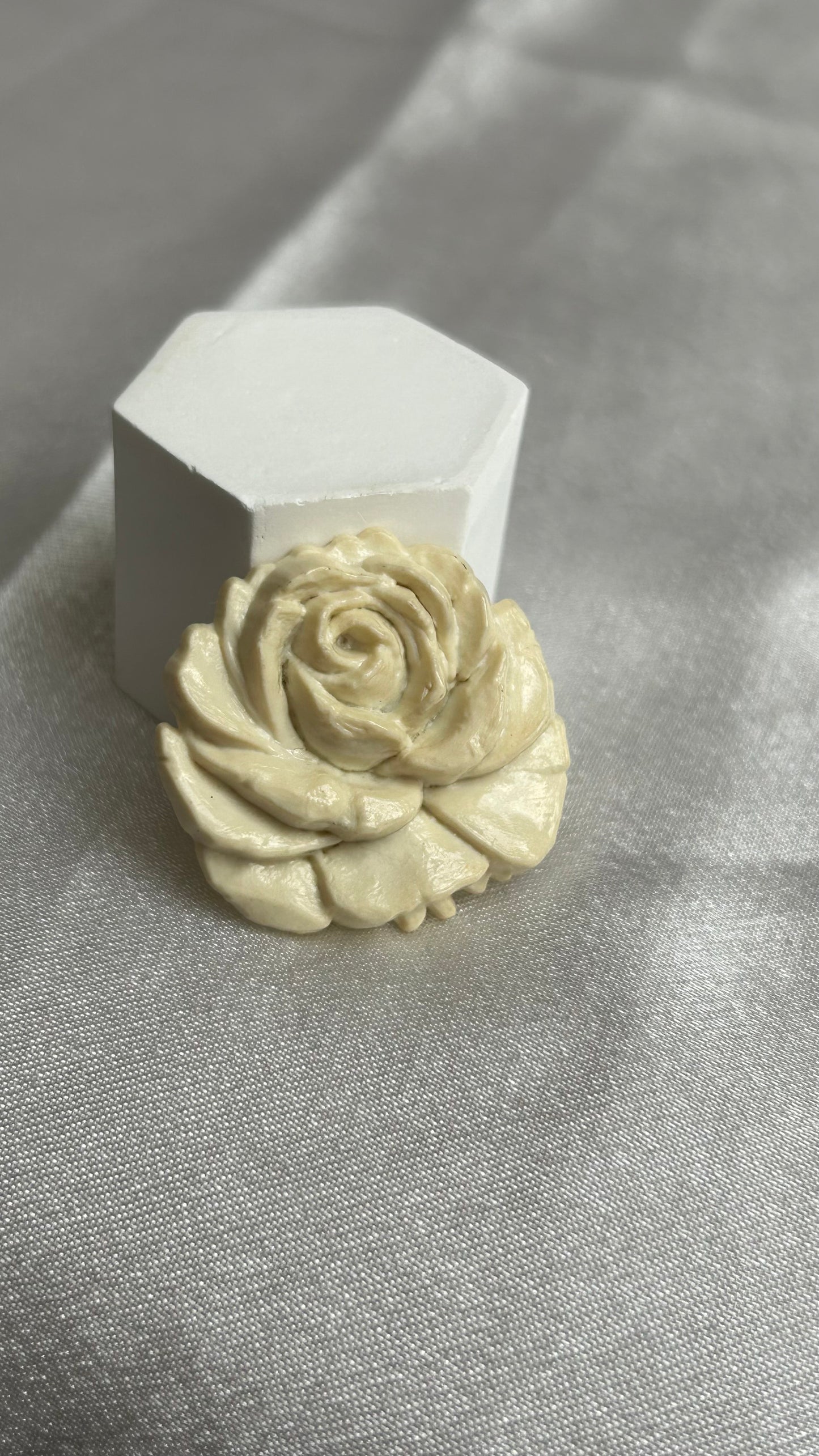 Broche vintage style Chanel rose blanche