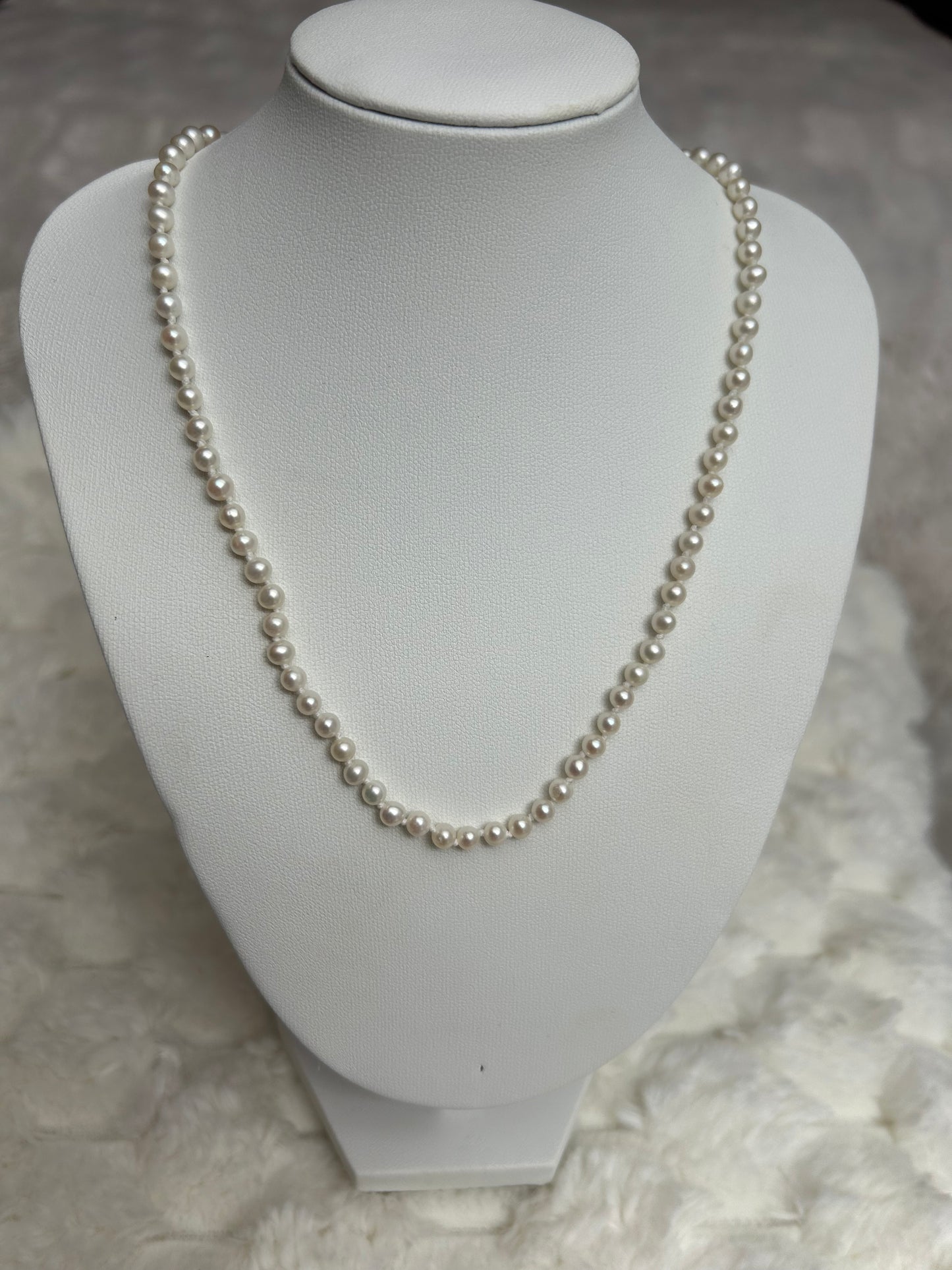 Splendide collier vintage à perle et fermoir doré fantaisie