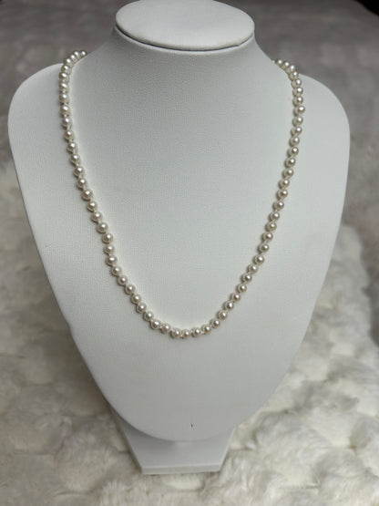 Splendide collier vintage à perle et fermoir doré fantaisie