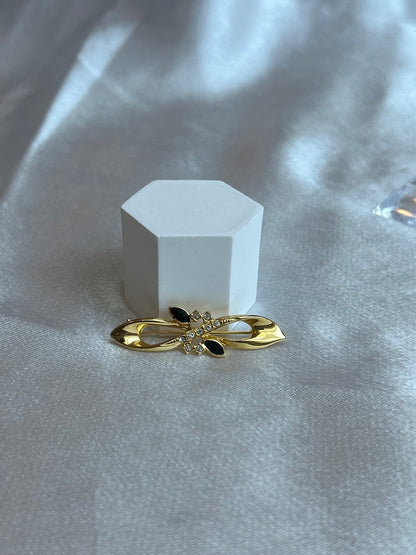 Broche vintage doré à strass et pierre noir signé D