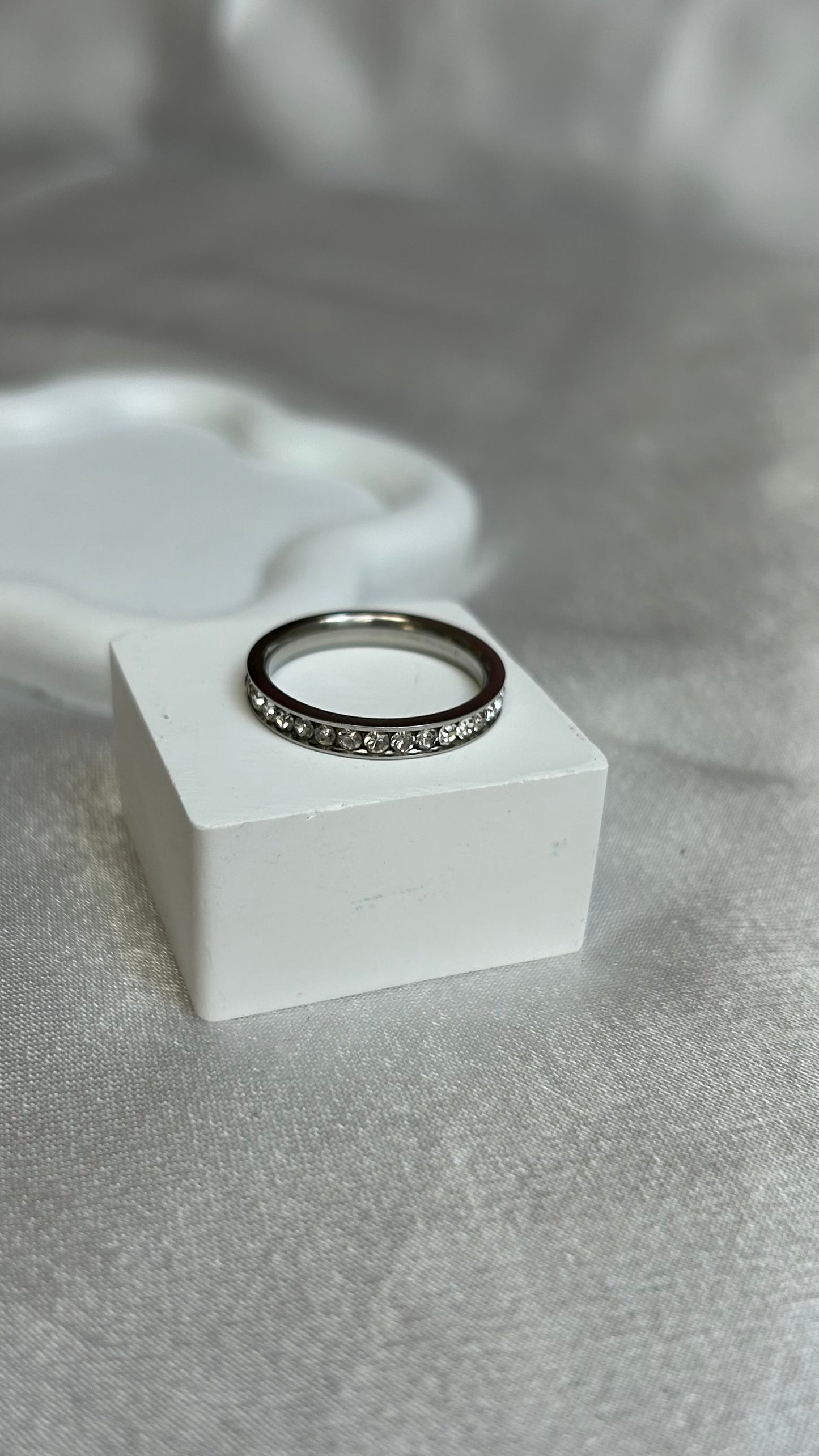 Bague vintage argenté et strass style alliance taille 58