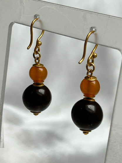 Boucles d’oreilles plaqué or style dormeuse et perles brunes