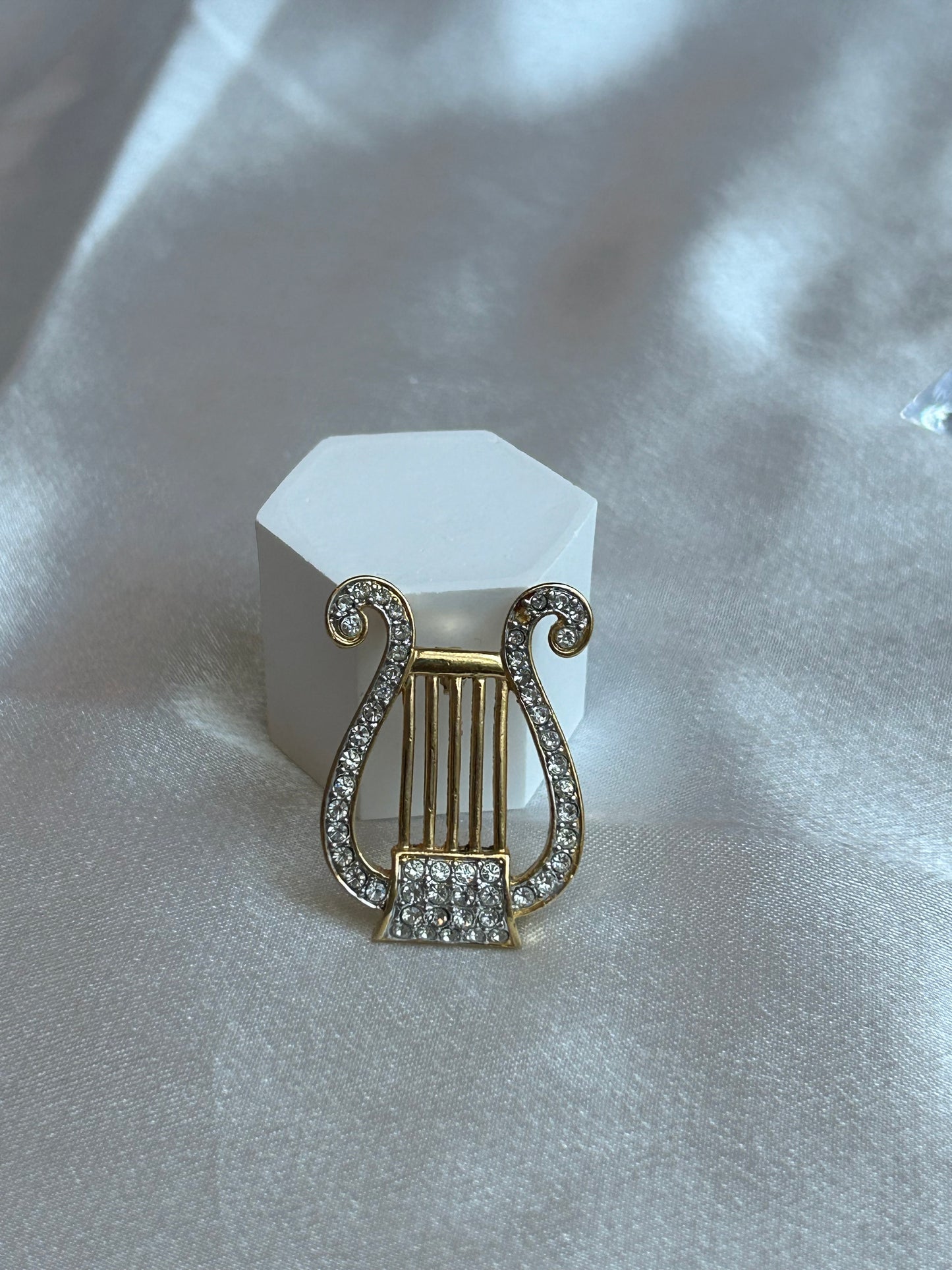 Broche vintage atypique note de musique et strass