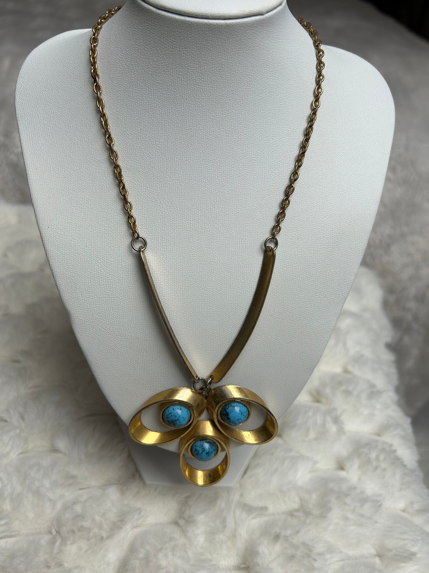 Jolie collier vintage fantaisie doré et pierre turquoise