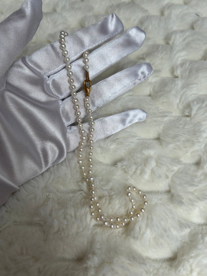 Splendide collier vintage à perle et fermoir doré fantaisie