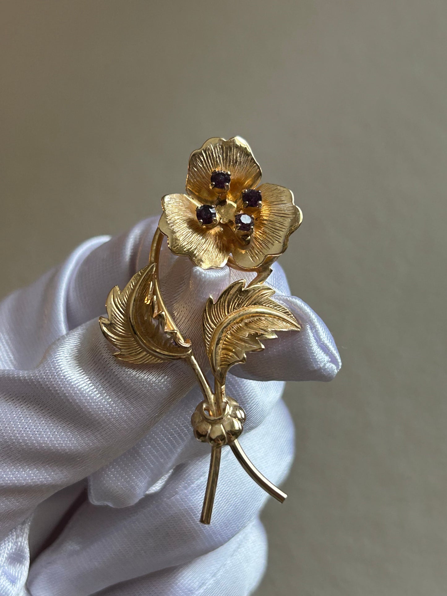 Broche doré en plaqué or modèle fleur et strass violets