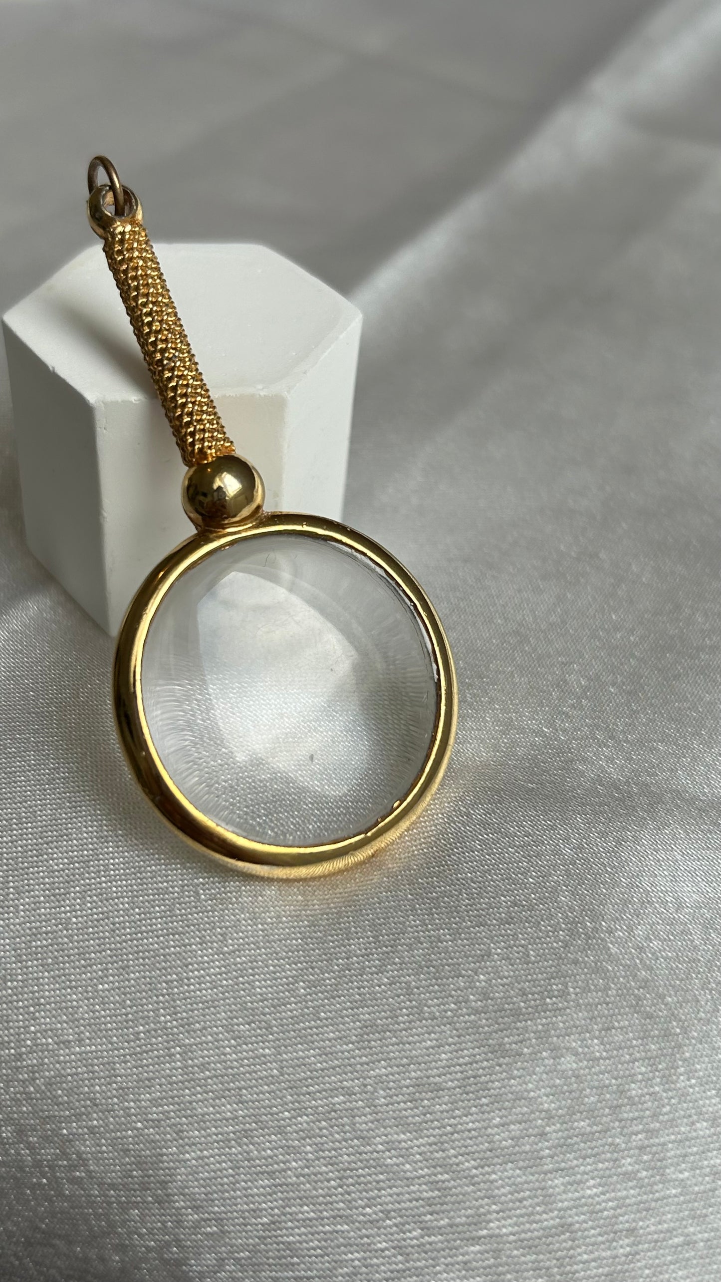 Pendentif très atypique doré loupe