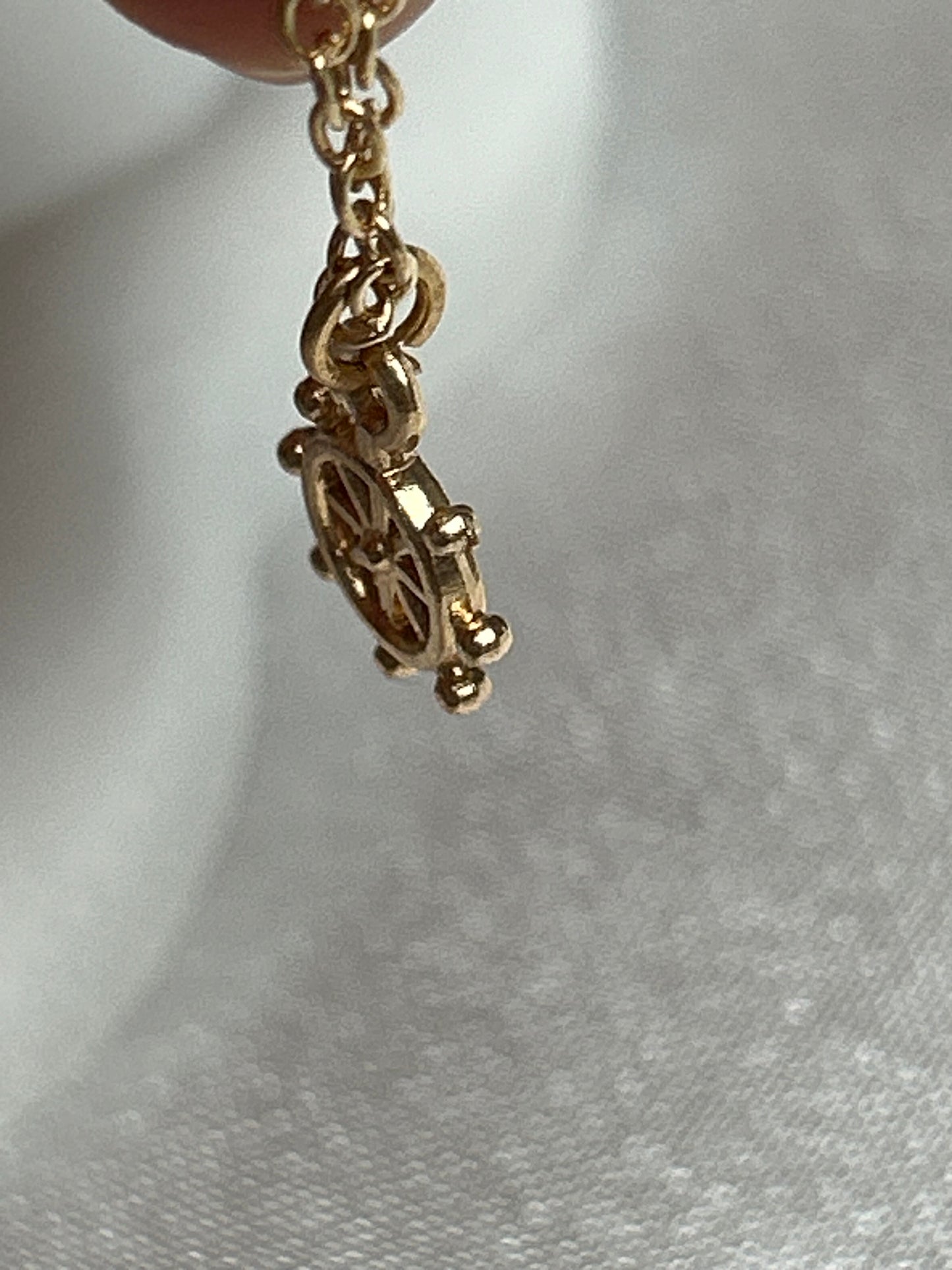 Pendentif doré volant de bateau