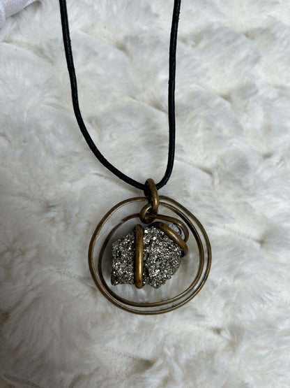 Jolie collier vintage assez atypique noir et pierre argenté