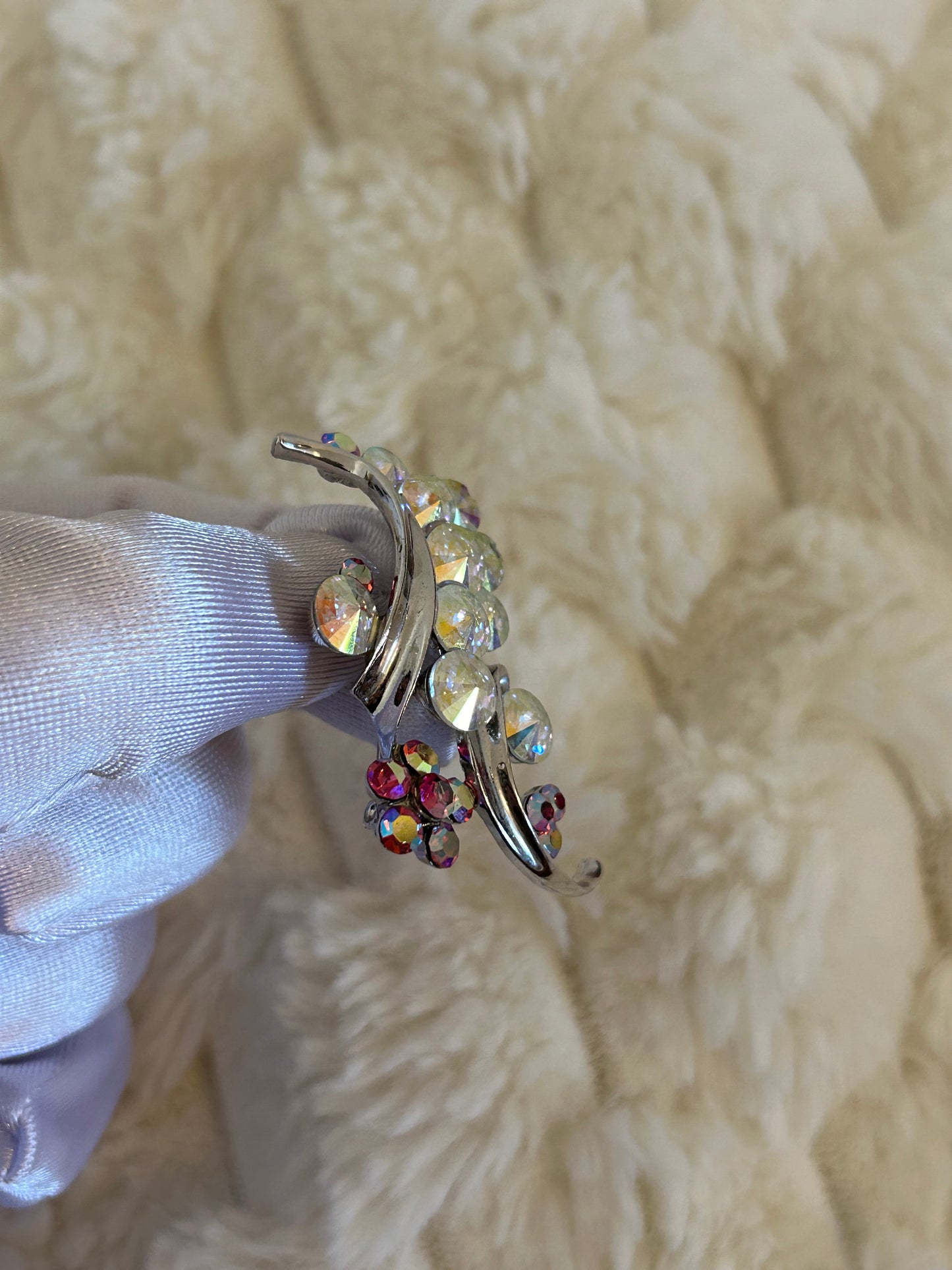 Splendide broche en fantaisie argenté et rose scintillantes