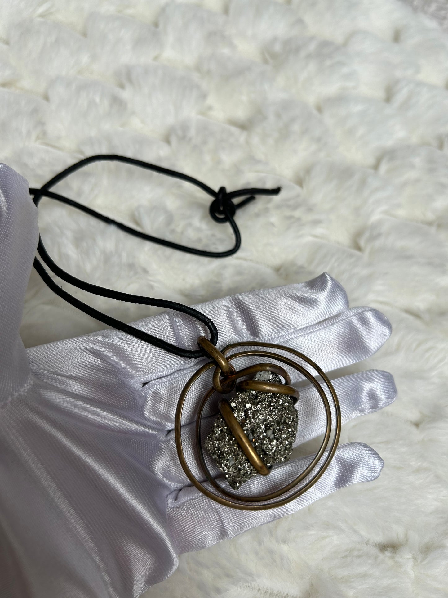 Jolie collier vintage assez atypique noir et pierre argenté