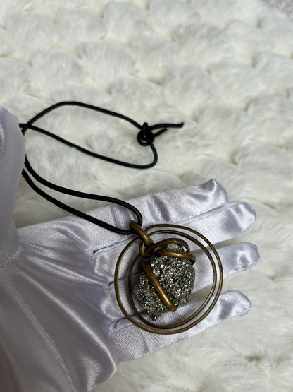 Jolie collier vintage assez atypique noir et pierre argenté