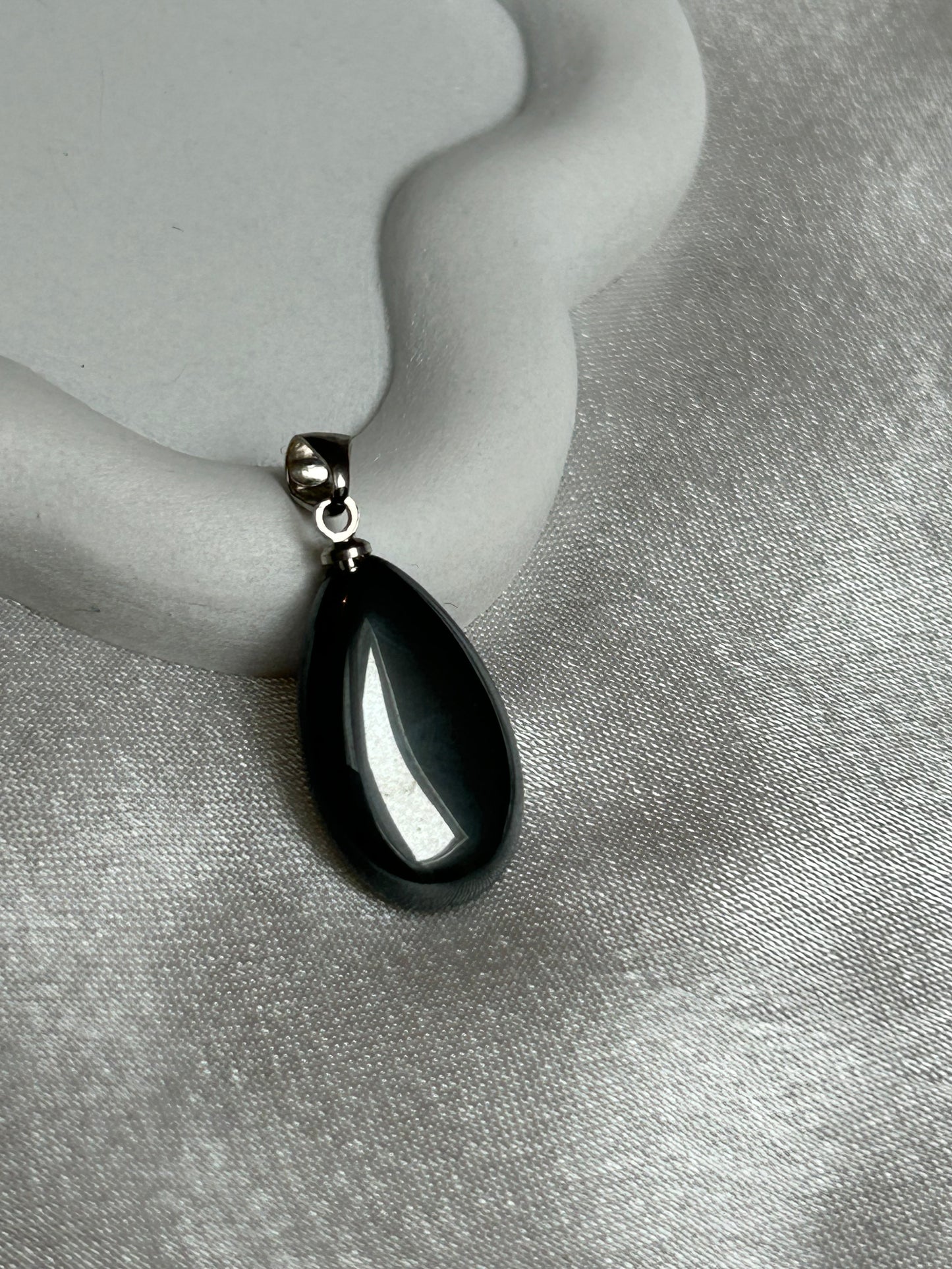 Pendentif vintage pierre grise noir et argenté