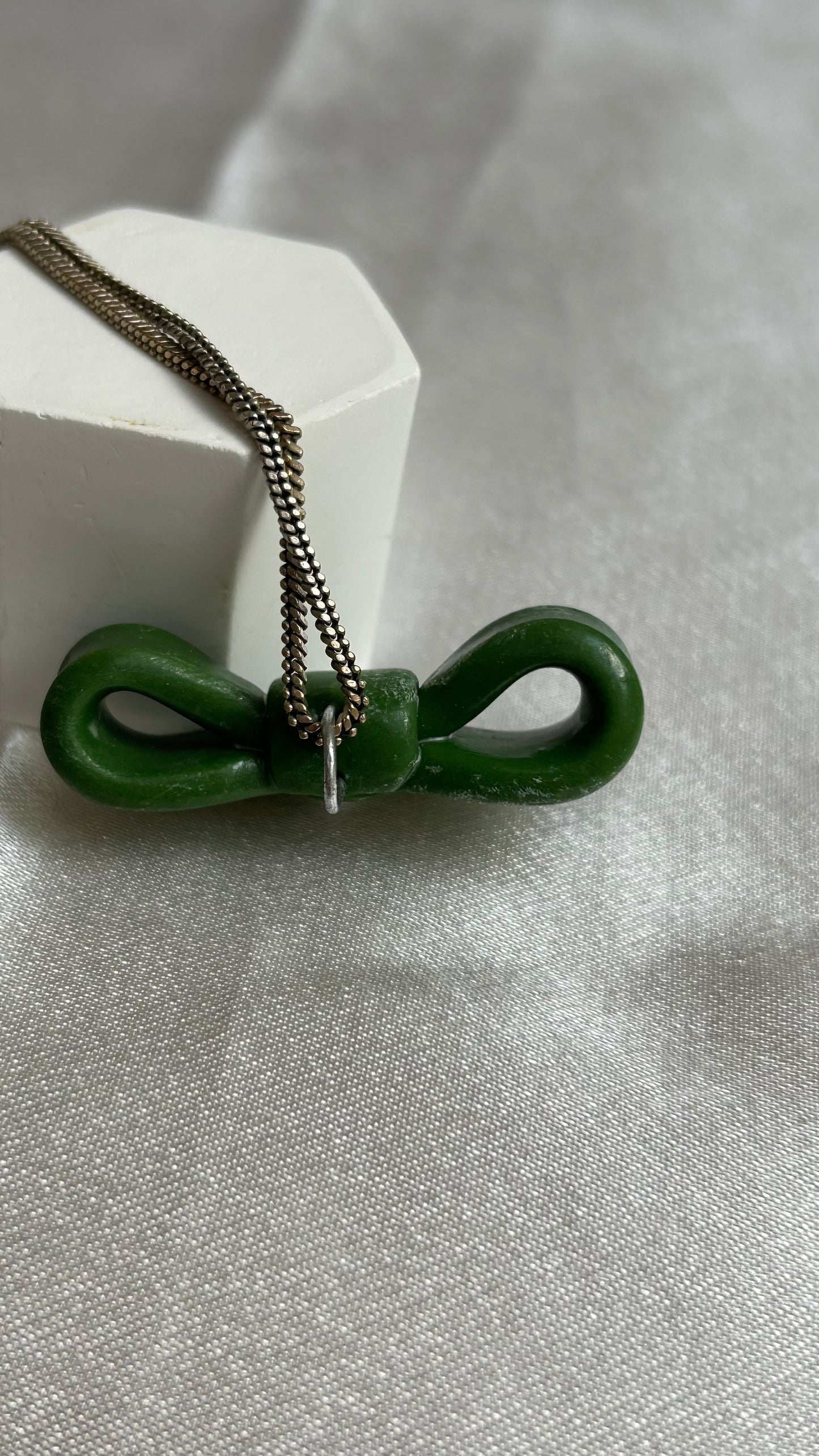 Pendentif vintage noeud vert et argenté