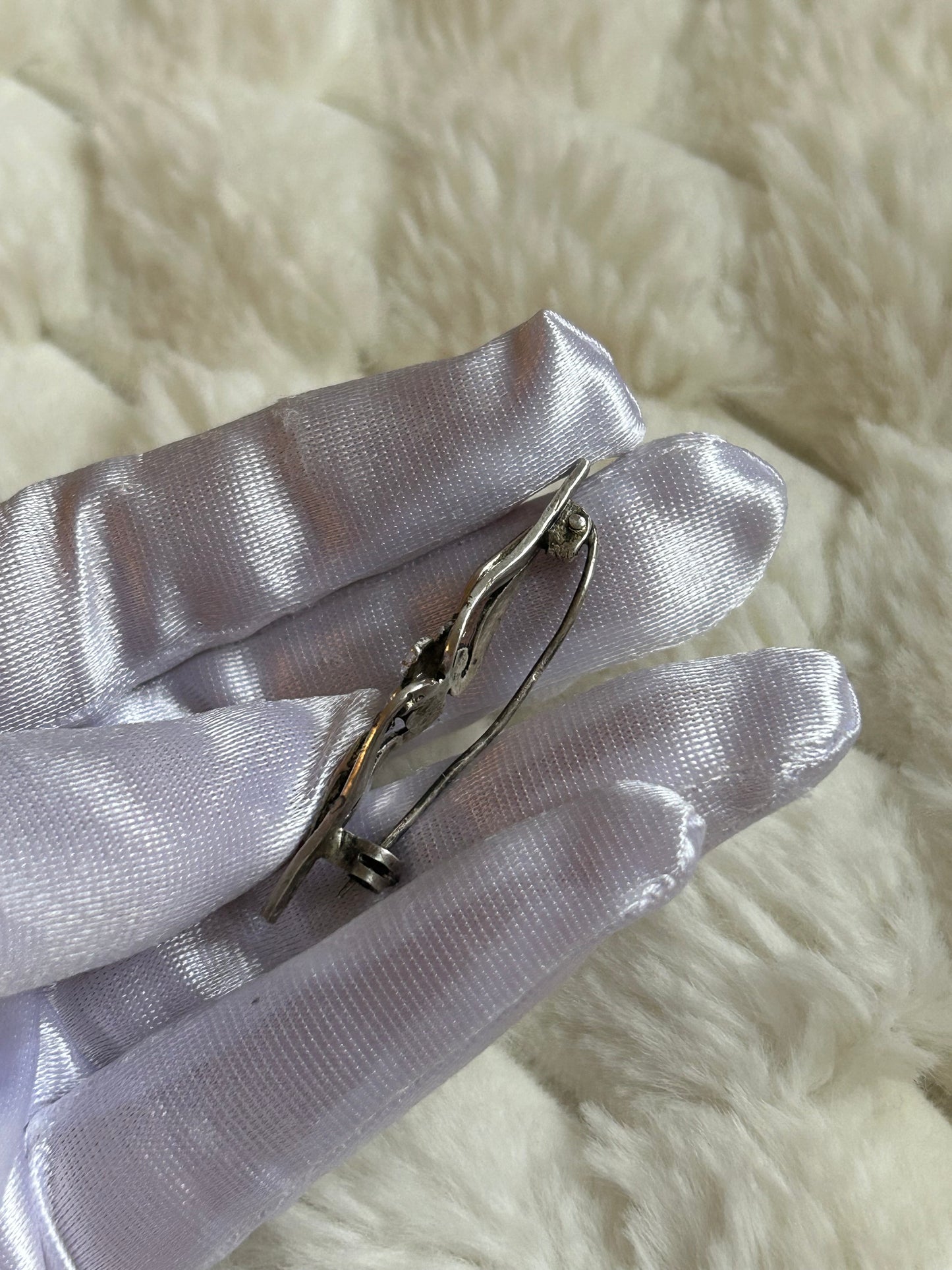 Broche en argent vintage et strass gris