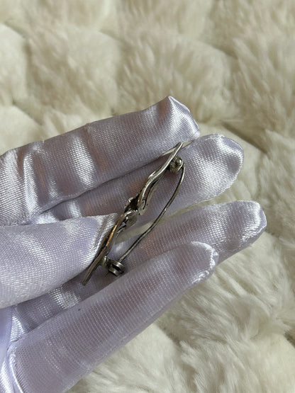 Broche en argent vintage et strass gris