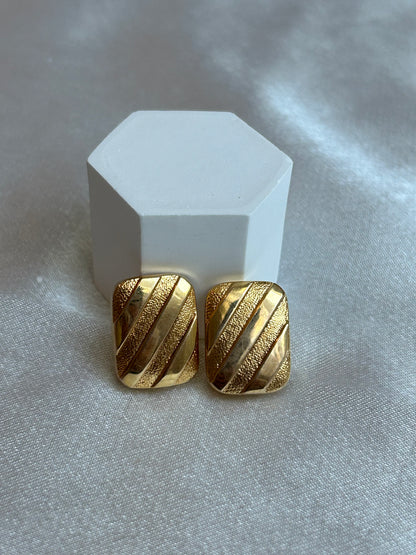 Puces d’oreilles en plaqué or modèle rectangle