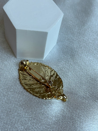 Broche vintage feuille dorée femme