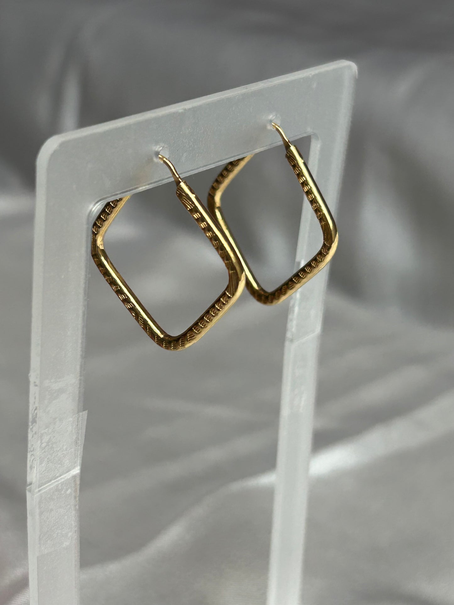 Boucle d’oreille style créoles losange en plaqué or