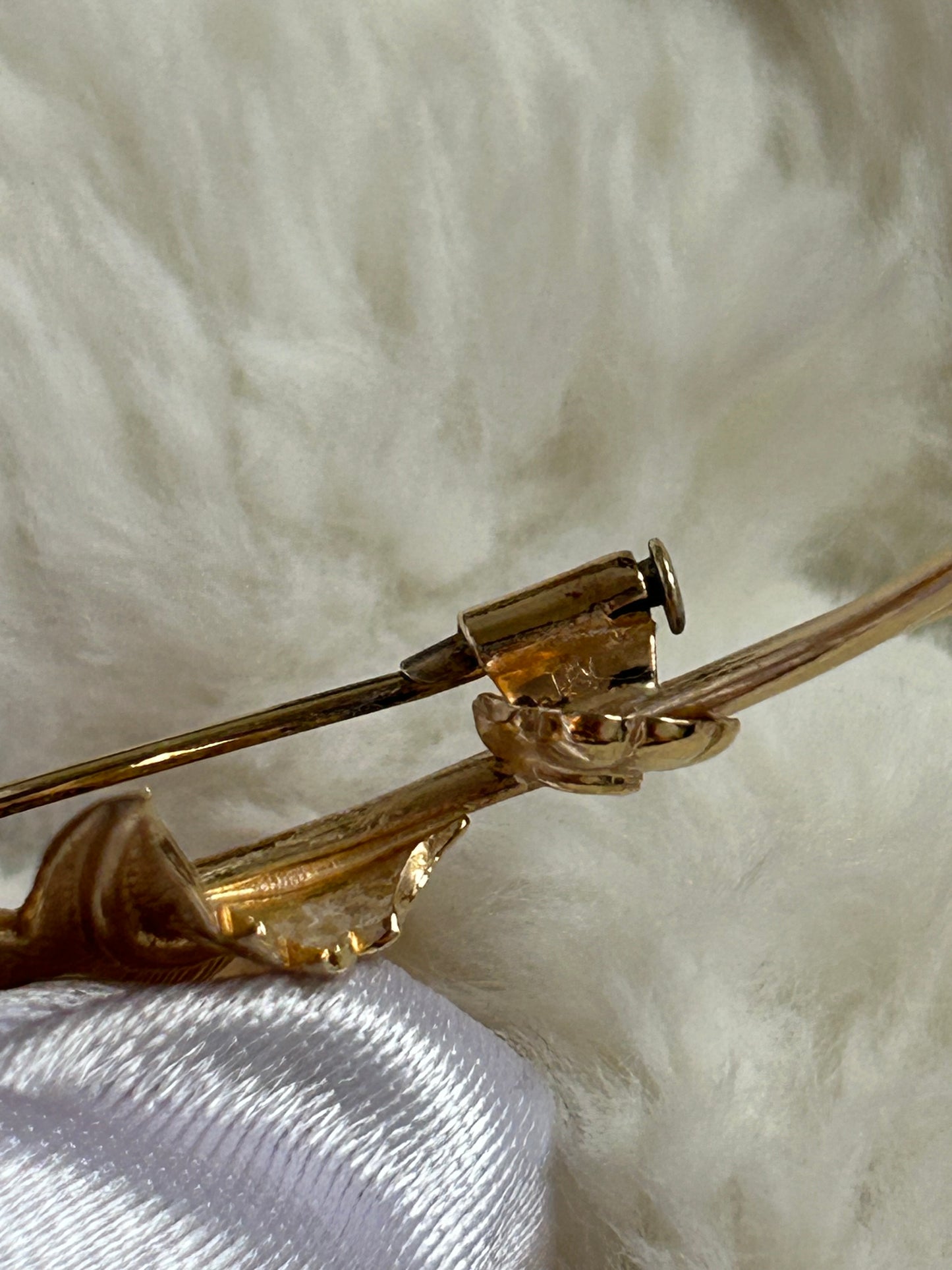 Broche doré en plaqué or modèle fleur et strass violets