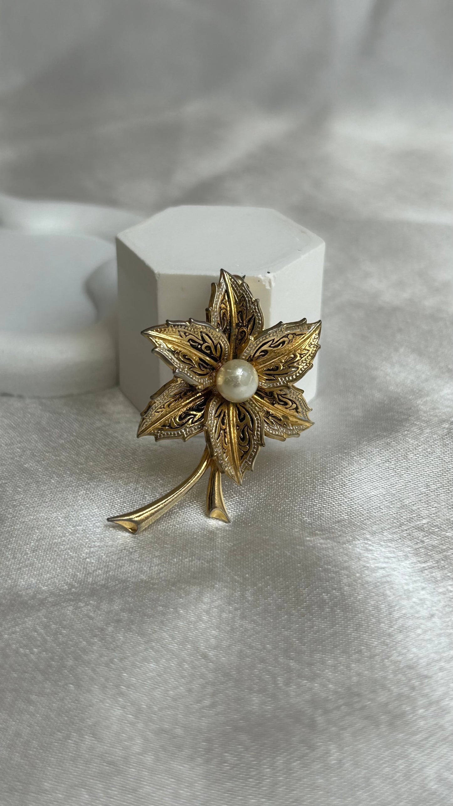 Broche vintage or de Tolède et perle