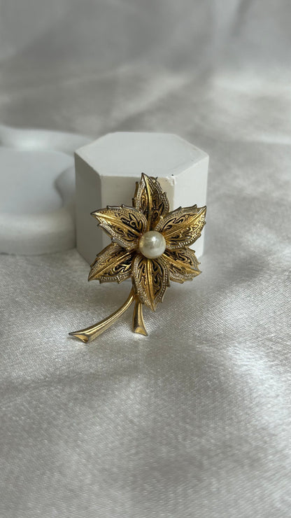 Broche vintage or de Tolède et perle