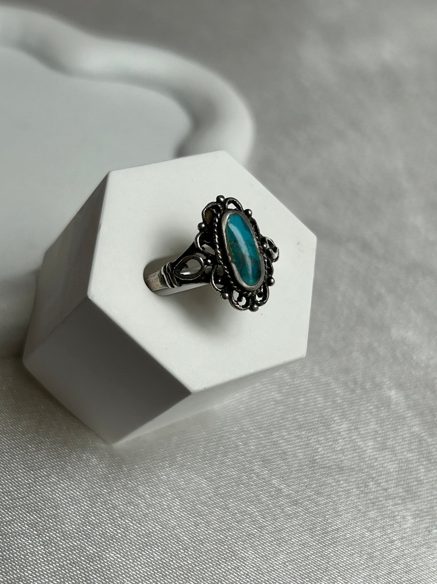 Bague vintage en argent et motifs avec pierre couleur turquoise taille 57