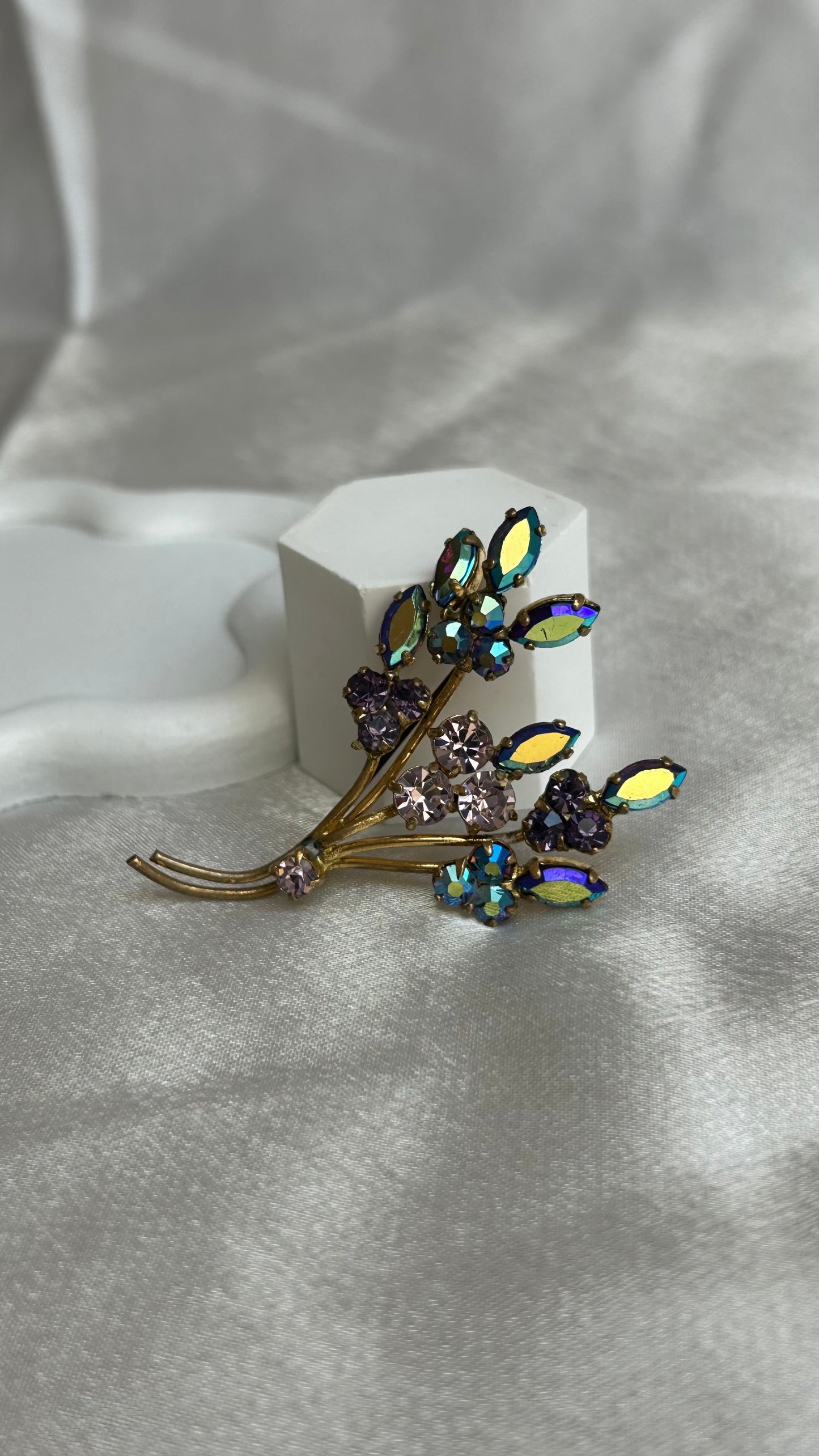 Broche vintage brillante feuille et strass violines