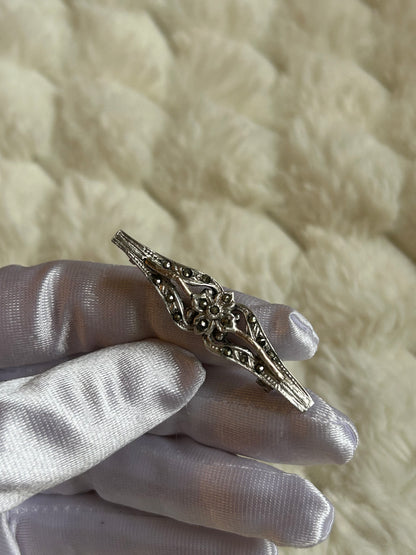 Broche en argent vintage et strass gris