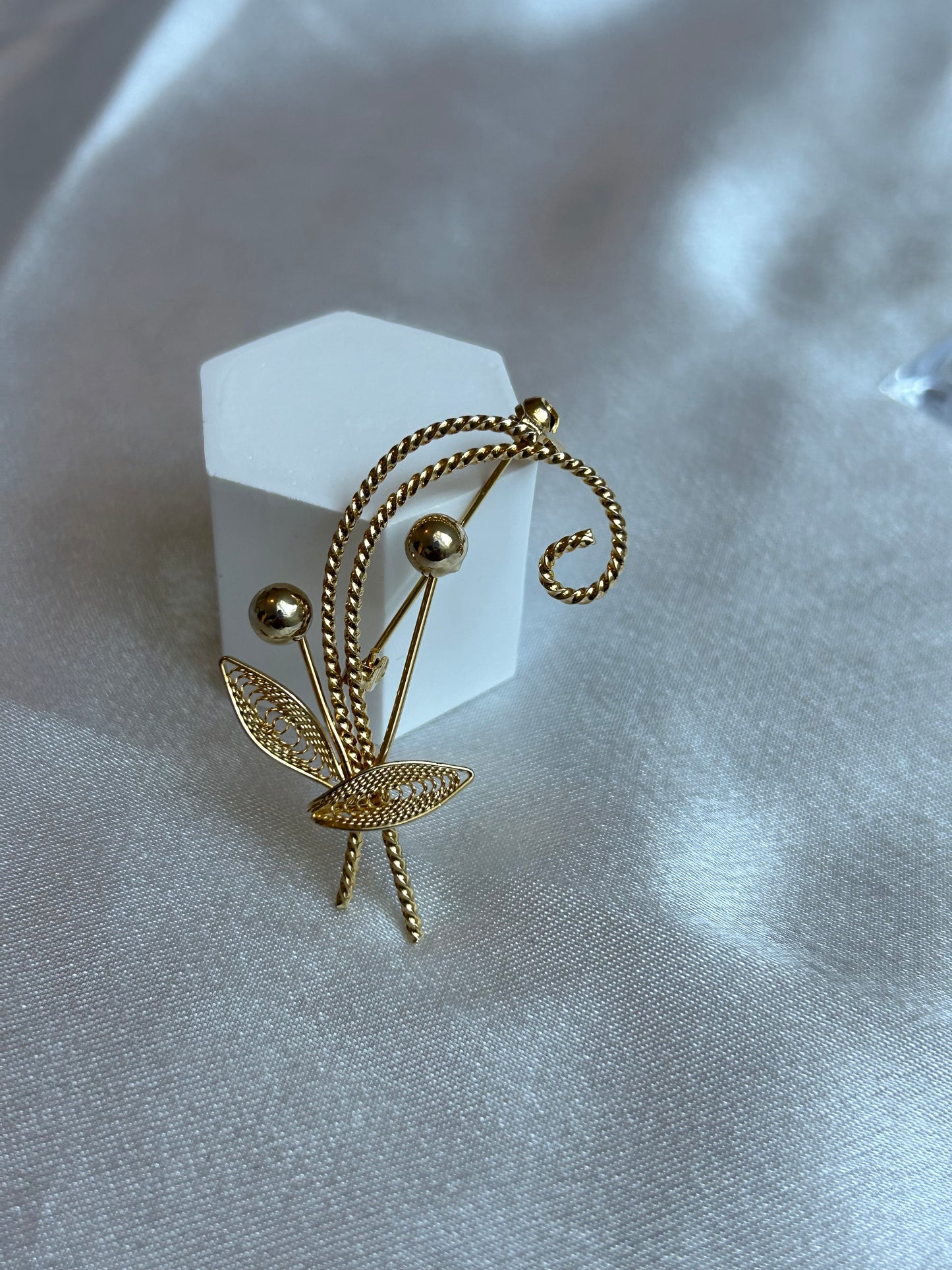 Broche vintage doré femme feuille et boules d’or