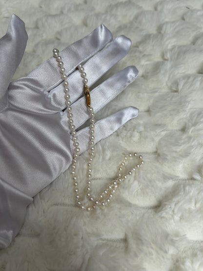 Splendide collier vintage à perle et fermoir doré fantaisie