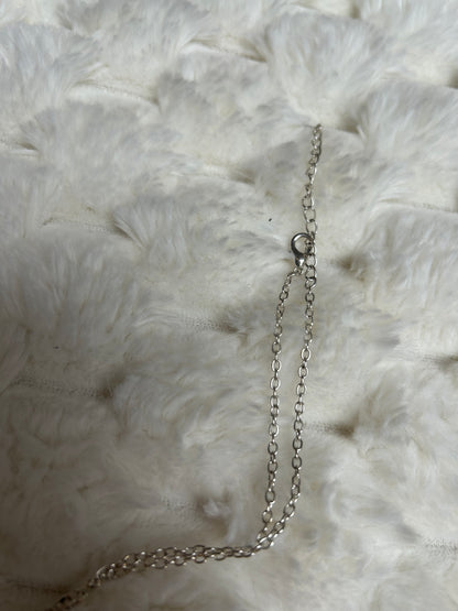 Jolie collier argenté avec pendentif goutte strass argenté