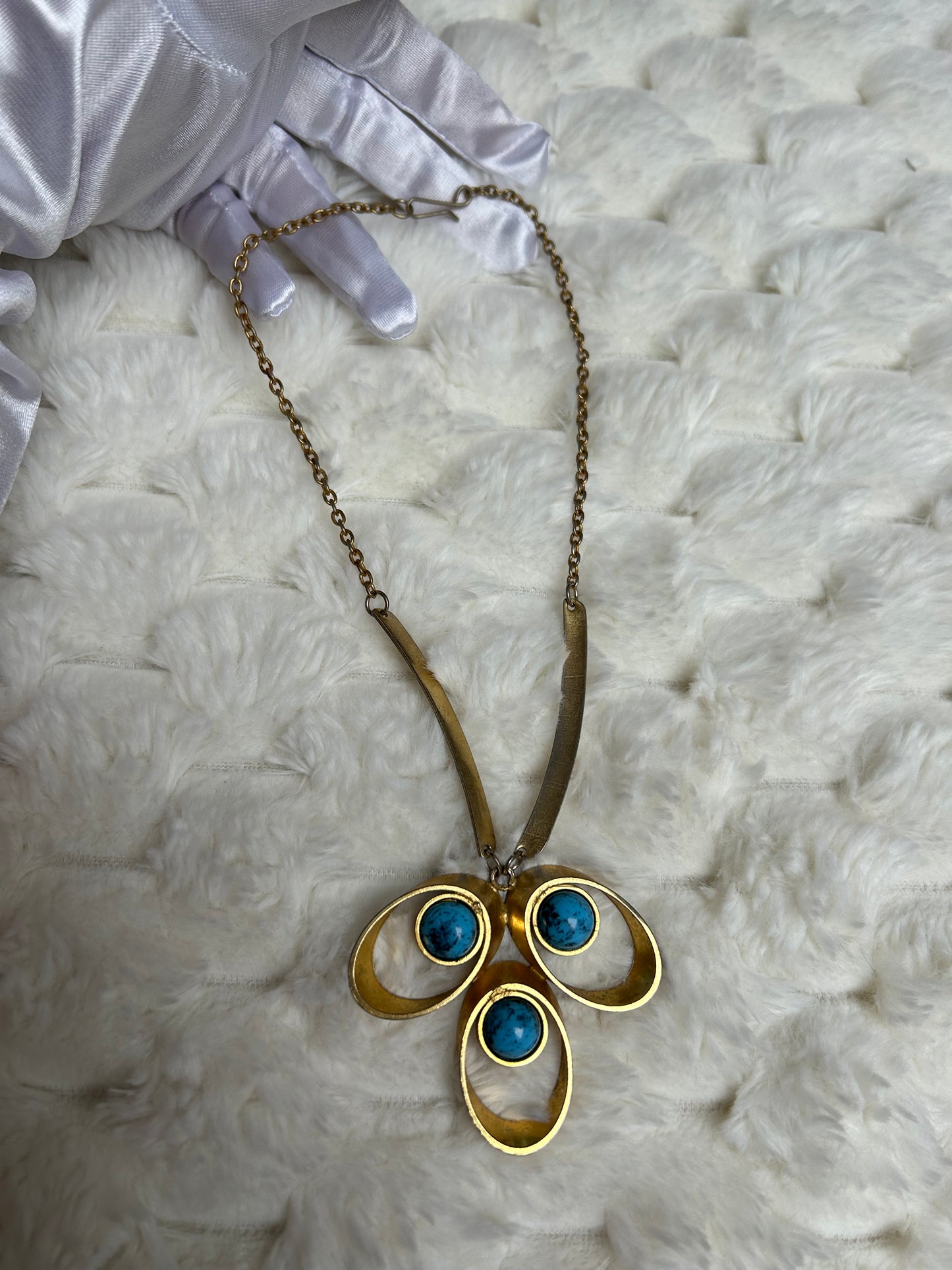 Jolie collier vintage fantaisie doré et pierre turquoise