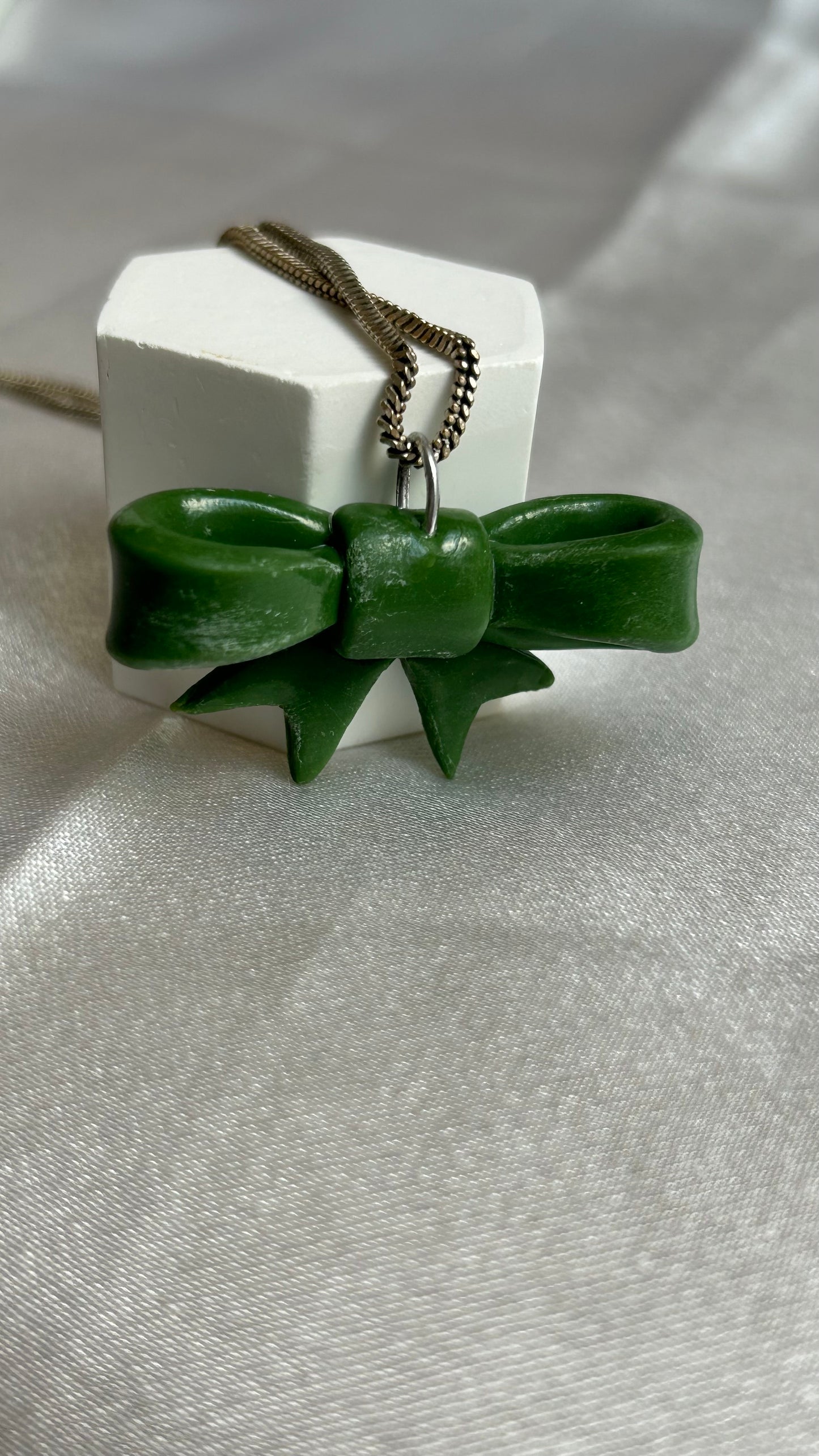 Pendentif vintage noeud vert et argenté