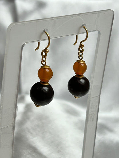 Boucles d’oreilles plaqué or style dormeuse et perles brunes