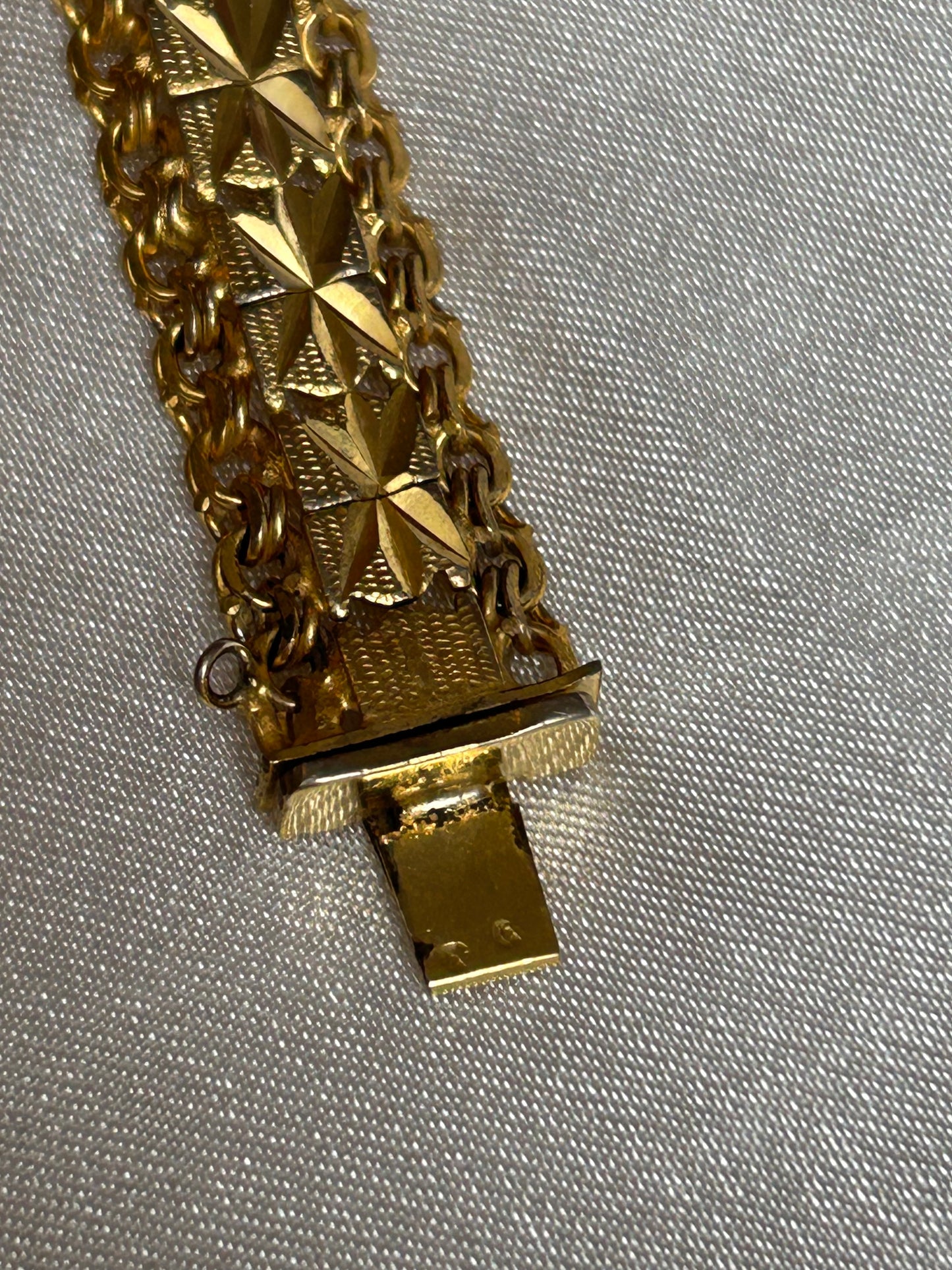 Bracelet vintage plaqué or femme ciselé