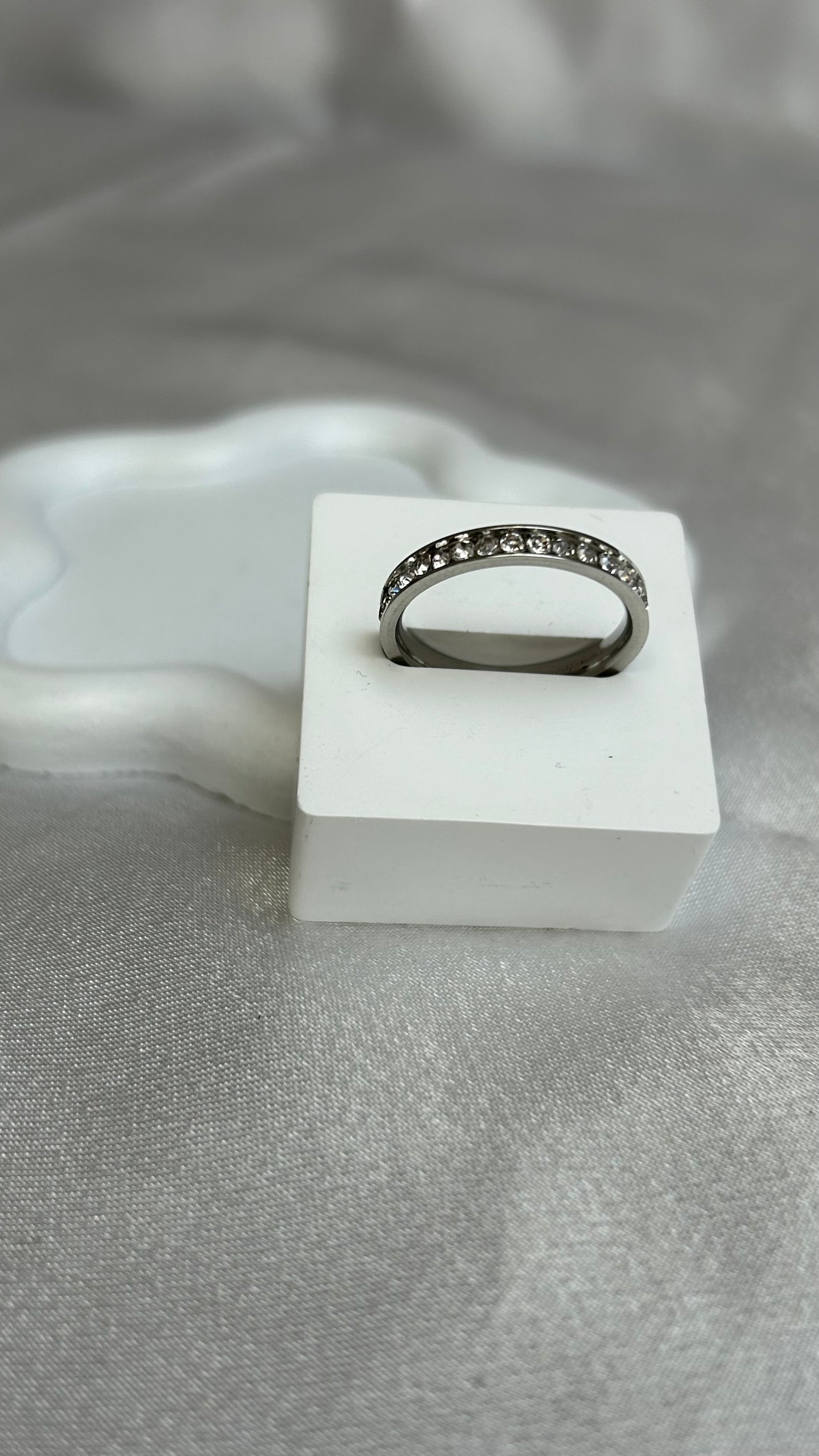 Bague vintage argenté et strass style alliance taille 58