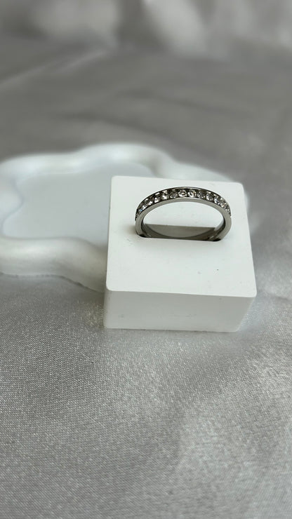 Bague vintage argenté et strass style alliance taille 58