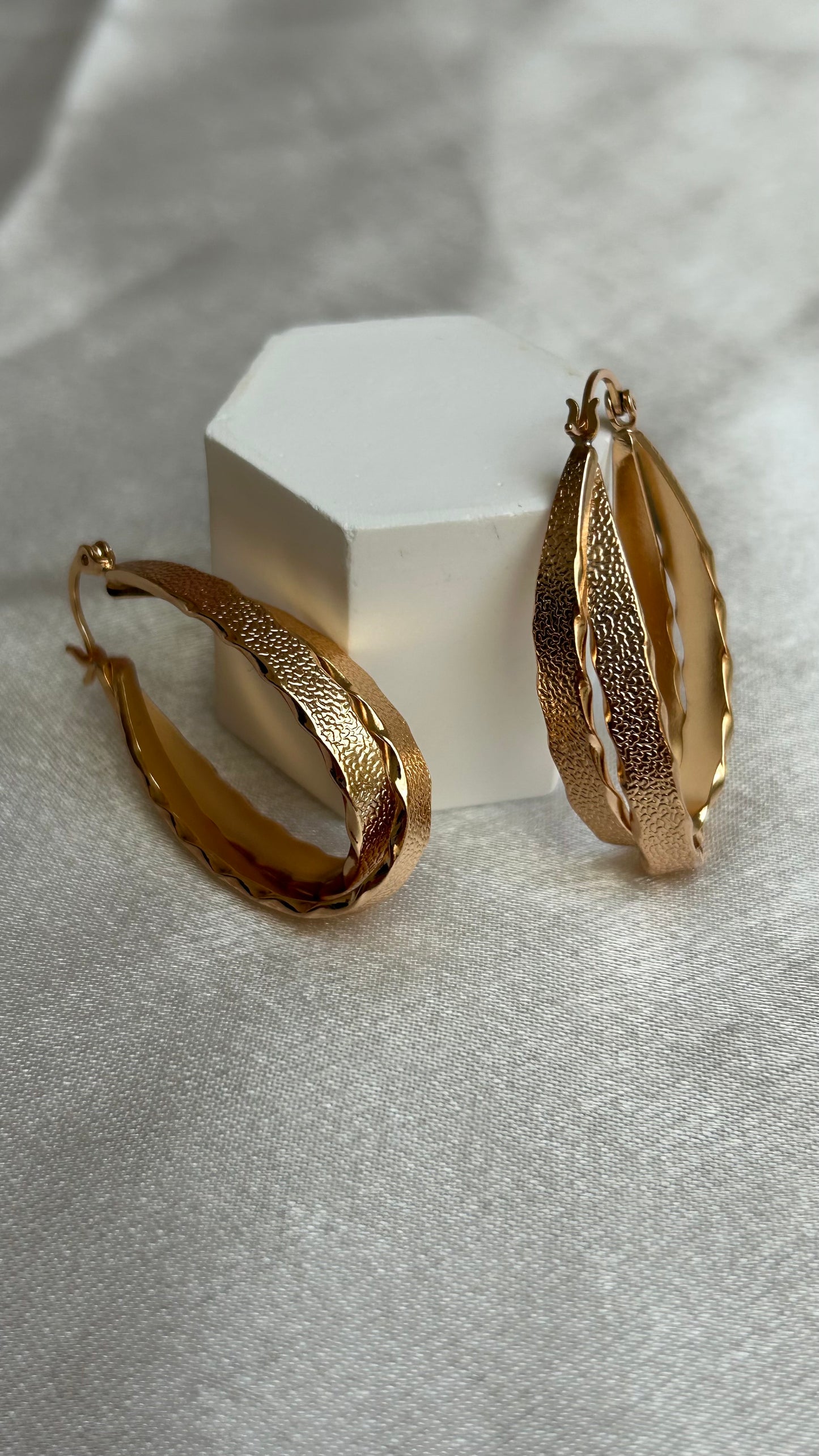 Créoles vintage dorées mailles entrelacées