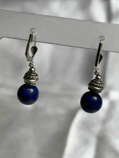 Boucles d’oreilles style dormeuses en argent et pierre bleu