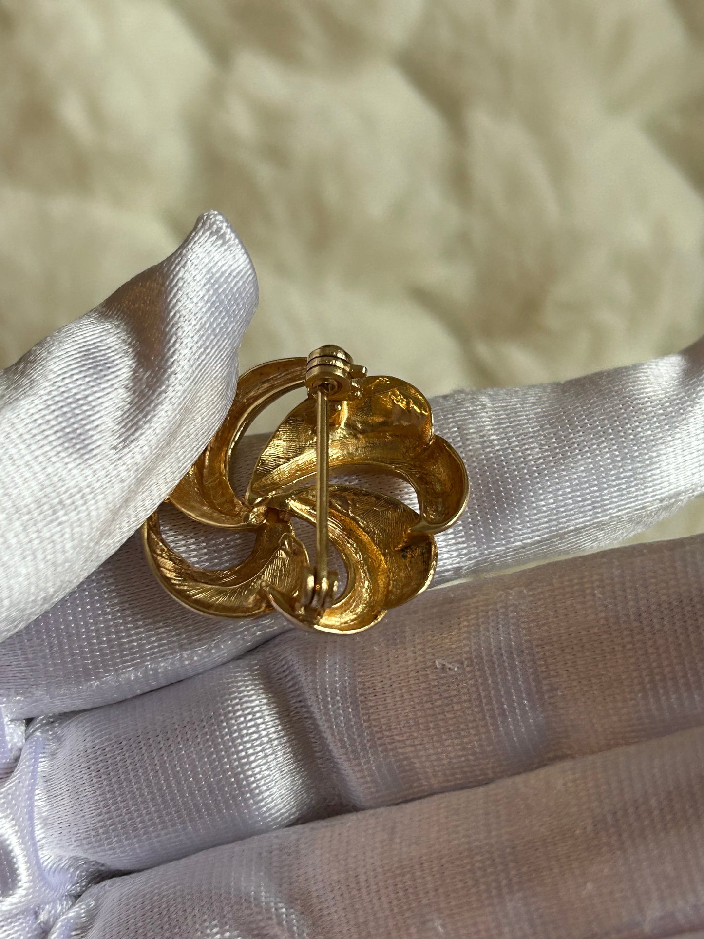 Broche plaqué or bicolore fleur