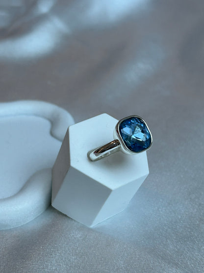 Bague de seconde main argenté et strass bleu taille 56
